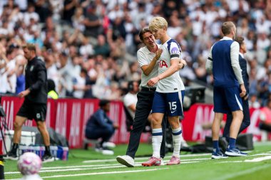 Thomas Frank, Tottenham Hotspur 'un 16 Ağustos 2025' te Tottenham Hotspur 'a karşı oynadığı Premier Lig karşılaşmasında Tottenham Hotspur' dan Lucas Bergvall 'a sesleniyor.
