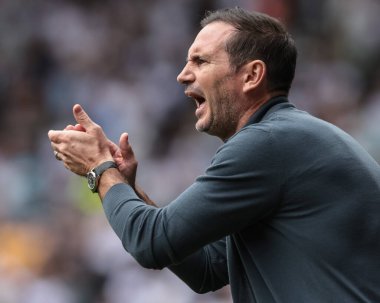 Coventry City 'nin teknik direktörü Frank Lampard, İngiltere' nin Pride Park Stadyumu 'ndaki Derby County - Coventry City maçında teknik alanda tepki gösterdi.