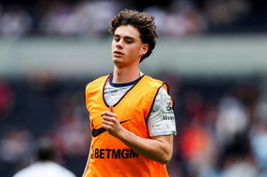 Tottenham Hotspur 'dan Archie Gray, Premier League maçından önce Tottenham Hotspur' a karşı Tottenham Hotspur Stadyumu 'nda 16 Ağustos 2025' te ısındı.