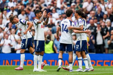 Tottenham Hotspur 'dan Brennan Johnson, 16 Ağustos 2025' te Tottenham Hotspur Stadyumu 'nda oynanan Premier League maçında takım arkadaşlarıyla yaptığı maçı 3-0 kazanarak kutluyor.