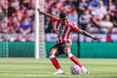 Sunderland takımından Reinildo Mandava, 16 Ağustos 2025 'te Sunderland-West Ham United Stadyumu' nda oynanan Premier League maçında