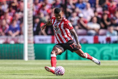 Sunderland takımından Reinildo Mandava, 16 Ağustos 2025 'te Sunderland-West Ham United Stadyumu' nda oynanan Premier League maçında