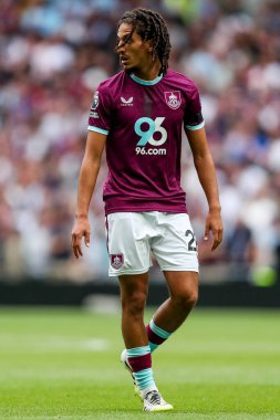 Burnley 'li Hannibal, Premier Lig maçı sırasında Tottenham Hotspur' a karşı Tottenham Hotspur Stadyumu, Londra, İngiltere, 16 Ağustos 2025 'te oynanan maçına bakıyor.