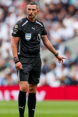 Hakem Michael Oliver Premier Lig maçında Tottenham Hotspur, Burnley 'e karşı Tottenham Hotspur Stadyumu, Londra, İngiltere, 16 Ağustos 2025