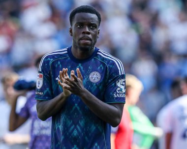 Leicester City 'den Stephy Mavididi, 16 Ağustos 2025' te İngiltere 'nin Deepdale kentinde oynanan Sky Bet Şampiyonası maçından sonra taraftarlarını alkışladı.