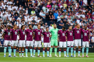 Oyuncular, maç yetkilileri ve taraftarları 16 Ağustos 2025 'te Tottenham Hotspur Stadyumu' nda oynanan Premier League maçından önce Andre Silva ve Diogo Jota için bir dakikalık saygı duruşunda bulundular.