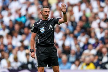 Hakem Michael Oliver Premier Lig maçında Tottenham Hotspur, Burnley 'e karşı Tottenham Hotspur Stadyumu, Londra, İngiltere, 16 Ağustos 2025