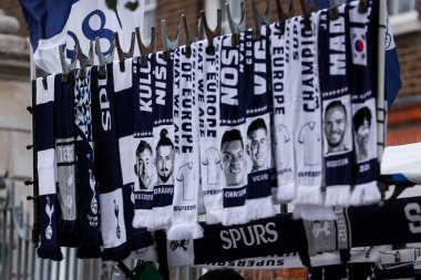Eşarplar Tottenham Hotspur Stadyumu 'nun önünde Tottenham Hotspur' a karşı Tottenham Hotspur Stadyumu 'nda 16 Ağustos 2025' te oynanan Premier League maçı öncesinde asılı.