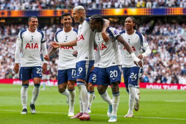 Tottenham Hotspur takımından Richarlison, 16 Ağustos 2025 'te Tottenham Hotspur Stadyumu' nda oynanan Premier League maçında takım arkadaşlarıyla 2-0 'lık galibiyetini kutluyor.