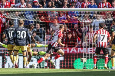 Sunderland 'dan Daniel Ballard, 16 Ağustos 2025' te Sunderland-West Ham United Stadyumu 'nda oynanan Premier League maçında 2-0' lık galibiyet golünü kutluyor.
