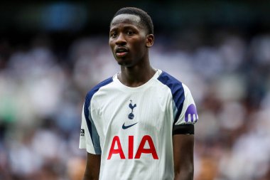 Tottenham Hotspur 'dan Pape Matar Sarr, Premier Lig karşılaşmasında Tottenham Hotspur' a karşı Tottenham Hotspur Stadyumu, Londra, İngiltere, 16 Ağustos 2025