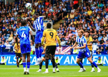 Sheffield 'li Dominic Iorfa Çarşamba günü Sheffield Çarşamba günü İngiltere' nin Sheffield kentinde Stoke City 'ye karşı oynanan Gökyüzü İddia Şampiyonası maçında yüksek topu kazanmak için sıçradı.