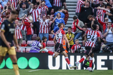 Sunderland 'dan Daniel Ballard, 16 Ağustos 2025' te Sunderland-West Ham United Stadyumu 'nda oynanan Premier League maçında 2-0' lık galibiyet golünü kutluyor.