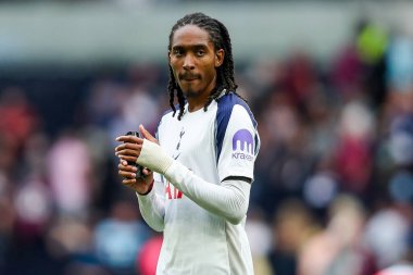 Tottenham Hotspur 'dan Djed Spence, 16 Ağustos 2025' te Tottenham Hotspur Stadyumu, Londra 'da oynanan Premier League maçında Tottenham Hotspur' un Burnley 'e karşı kazandığı galibiyet sonrasında taraftarları takdir ediyor.