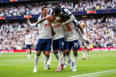 Tottenham Hotspur takımından Richarlison, 16 Ağustos 2025 'te Tottenham Hotspur Stadyumu' nda oynanan Premier League maçında takım arkadaşlarıyla 2-0 'lık galibiyetini kutluyor.