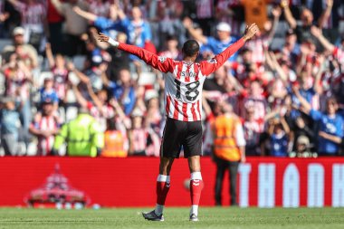 Sunderland 'dan Wilson Isidor, İngiltere' nin Sunderland şehrinde 16 Ağustos 2025 'te oynanan Premier League karşılaşmasında taraftarlarla birlikte zaferi kutluyor.