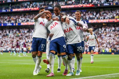 Tottenham Hotspur takımından Richarlison, 16 Ağustos 2025 'te Tottenham Hotspur Stadyumu' nda oynanan Premier League maçında takım arkadaşlarıyla 2-0 'lık galibiyetini kutluyor.