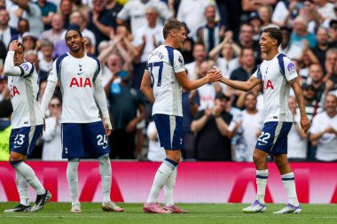 Tottenham Hotspur 'dan Brennan Johnson, 16 Ağustos 2025' te Tottenham Hotspur Stadyumu 'nda oynanan Premier League maçında takım arkadaşlarıyla yaptığı maçı 3-0 kazanarak kutluyor.