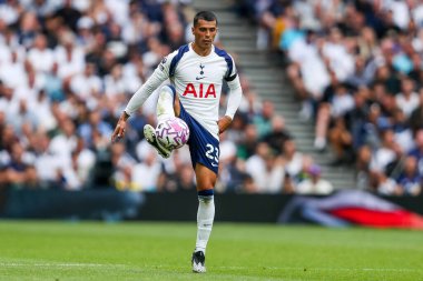 Tottenham Hotspur 'dan Pedro Porro, Premier League maçında Tottenham Hotspur' a karşı Tottenham Hotspur Stadyumu, Londra, İngiltere, 16 Ağustos 2025 'te oynanan maçta topu kontrol ediyor.
