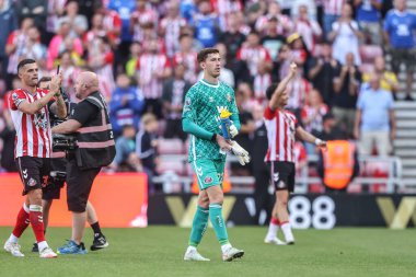 Sunderland 'dan Robin Roefs, 16 Ağustos 2025' te İngiltere 'nin Sunderland kentinde oynanan Premier League karşılaşmasında taraftarları alkışlıyor.