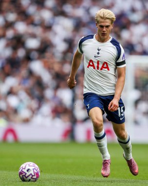 Tottenham Hotspur takımından Lucas Bergvall, Premier League maçında Tottenham Hotspur 'a karşı Tottenham Hotspur Stadyumu, Londra, İngiltere, 16 Ağustos 2025
