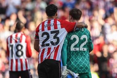 Sunderland 'dan Jensen Seelt ve Sunderland' dan Robin Roefs, 16 Ağustos 2025 'te İngiltere' nin Sunderland-West Ham United Stadyumu 'nda oynanan Premier League karşılaşmasında kazandıkları zaferi kutladılar.
