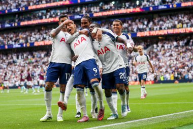 Tottenham Hotspur takımından Richarlison, 16 Ağustos 2025 'te Tottenham Hotspur Stadyumu' nda oynanan Premier League maçında takım arkadaşlarıyla 2-0 'lık galibiyetini kutluyor.