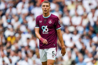 Burnley 'den Maxime Esteve, Premier Lig maçında Tottenham Hotspur' a karşı Burnley 'e bakıyor. Tottenham Hotspur Stadyumu, Londra, 16 Ağustos 2025
