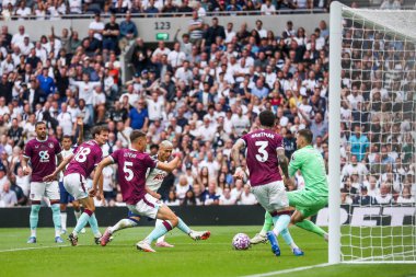 Tottenham Hotspur takımından Richarlison 16 Ağustos 2025 'te Tottenham Hotspur' a karşı Tottenham Hotspur Stadyumu 'nda oynanan Premier League maçında çekim yaptı.