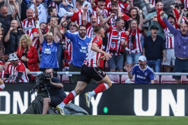 Sunderland 'dan Daniel Ballard, 16 Ağustos 2025' te Sunderland-West Ham United Stadyumu 'nda oynanan Premier League maçında 2-0' lık galibiyet golünü kutluyor.