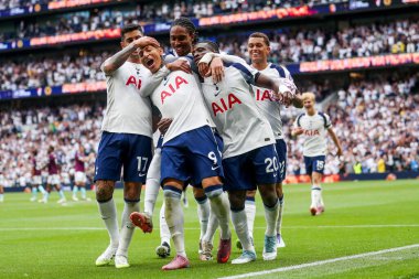 Tottenham Hotspur takımından Richarlison, 16 Ağustos 2025 'te Tottenham Hotspur Stadyumu' nda oynanan Premier League maçında takım arkadaşlarıyla 2-0 'lık galibiyetini kutluyor.