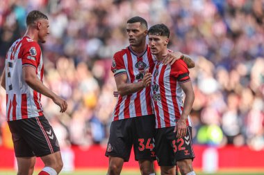 Sunderland 'dan GranitXhaka, Premier League maçından sonra Sunderland - West Ham United Stadyumu, Sunderland, İngiltere' de 16 Ağustos 2025 'te oynanan karşılaşmada Sunderland' lı Trai Hume 'u kucakladı.