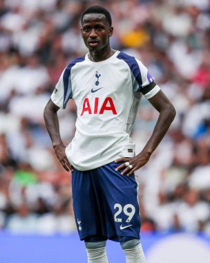 Tottenham Hotspur 'dan Pape Matar Sarr, Premier Lig karşılaşmasında Tottenham Hotspur' a karşı Tottenham Hotspur Stadyumu, Londra, İngiltere, 16 Ağustos 2025