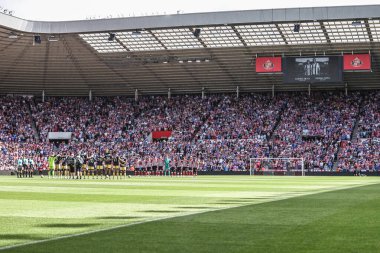 Oyuncular, yetkililer ve taraftarlar, 16 Ağustos 2025 'te İngiltere' nin Sunderland-West Ham United stadyumunda oynanan Premier League karşılaşmasında Diogo Jota ve kardeşi Andre Silva için bir dakikalık saygı duruşunda bulundular.
