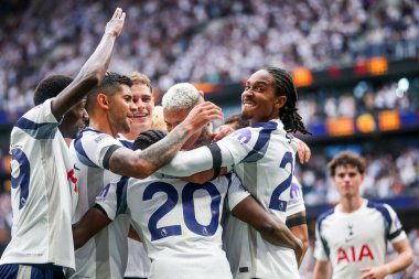 Tottenham Hotspur takımından Richarlison, 16 Ağustos 2025 'te Tottenham Hotspur Stadyumu' nda oynanan Premier League maçında takım arkadaşlarıyla 2-0 'lık galibiyetini kutluyor.