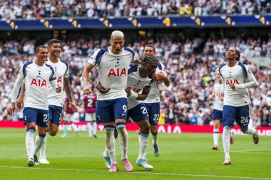 Tottenham Hotspur takımından Richarlison, 16 Ağustos 2025 'te Tottenham Hotspur Stadyumu' nda oynanan Premier League maçında takım arkadaşlarıyla 2-0 'lık galibiyetini kutluyor.