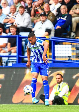 Sheffield Wednesday 'den Yan Valery topu kontrol ediyor. 16 Ağustos 2025' te Sheffield Wednesday, Hillsborough, Sheffield, İngiltere 'de Stoke City' e karşı oynanan Gökyüzü İddia Şampiyonası maçında.