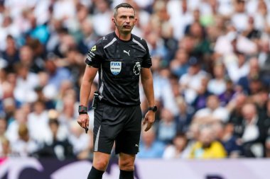 Hakem Michael Oliver Premier Lig maçında Tottenham Hotspur, Burnley 'e karşı Tottenham Hotspur Stadyumu, Londra, İngiltere, 16 Ağustos 2025