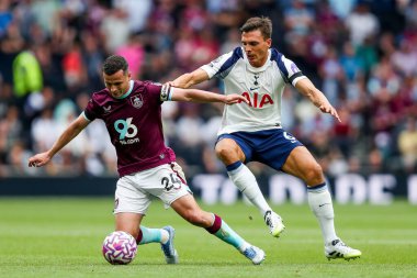 Burnley 'den Josh Cullen, Tottenham Hotspur' a karşı Tottenham Hotspur Stadyumu 'nda oynanan Premier League maçı sırasında Tottenham Hotspur' dan Joao Palhinha 'nın baskısı altında.