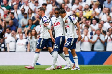 Tottenham Hotspur 'dan Brennan Johnson, 16 Ağustos 2025' te Tottenham Hotspur Stadyumu 'nda oynanan Premier League maçında takım arkadaşlarıyla yaptığı maçı 3-0 kazanarak kutluyor.