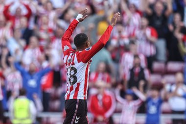 Sunderland 'dan Wilson Isidor, İngiltere' nin Sunderland şehrinde 16 Ağustos 2025 'te oynanan Premier League karşılaşmasında taraftarlarla birlikte zaferi kutluyor.