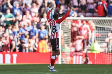 Sunderland 'dan Wilson Isidor, İngiltere' nin Sunderland şehrinde 16 Ağustos 2025 'te oynanan Premier League karşılaşmasında taraftarlarla birlikte zaferi kutluyor.