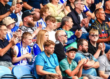 Sheffield Wednesday taraftarları 16 Ağustos 2025 'te İngiltere' nin Sheffield kentinde Çarşamba günü Stoke City 'e karşı oynanan Sky Bet Şampiyonası karşılaşmasında