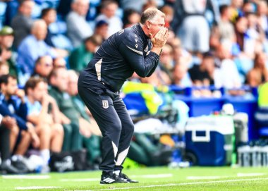 Mark Robins Stoke City yöneticisi takım talimatlarını 16 Ağustos 2025 'te Sheffield Çarşamba günü Hillsborough, Sheffield, İngiltere' de Stoke City 'e karşı oynanan Gökyüzü İddia Şampiyonası maçında veriyor.