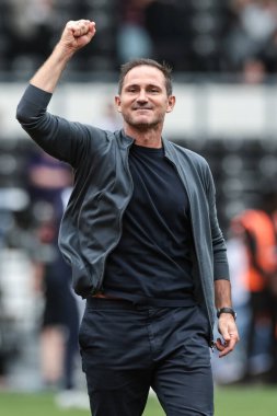 Coventry City 'nin Frank Lampard teknik direktörü, 16 Ağustos 2025' te İngiltere 'nin Pride Park Stadyumu' nda oynanan Sky Bet Şampiyonası maçında gezici taraftarlarla kazandığı 3-5 'lik galibiyeti kutluyor.