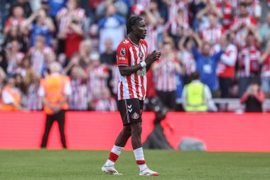 Sunderland 'dan Eliezer Mayenda, 16 Ağustos 2025' te İngiltere 'nin Sunderland kentinde oynanan Premier League karşılaşmasında taraftarları alkışlıyor.