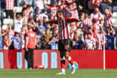 Sunderland 'dan Wilson Isidor, İngiltere' nin Sunderland şehrinde 16 Ağustos 2025 'te oynanan Premier League karşılaşmasında taraftarlarla birlikte zaferi kutluyor.