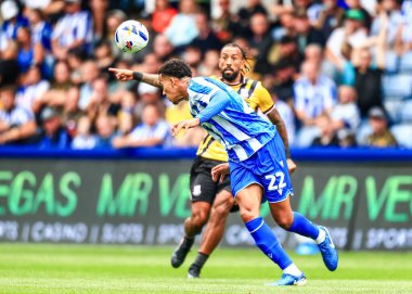 Sheffield Wednesday 'den Gabriel Otegbayo, 16 Ağustos 2025' te İngiltere 'nin Sheffield kentinde Çarşamba günü Stoke City' ye karşı oynanan Gökyüzü İddia Şampiyonası maçında sahada topu temizliyor.