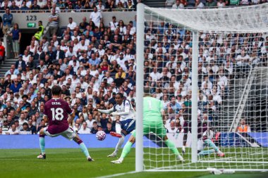 Tottenham Hotspur 'dan Kevin Danso, Premier Lig maçında Tottenham Hotspur' a karşı Tottenham Hotspur Stadyumu, Londra, İngiltere, 16 Ağustos 2025