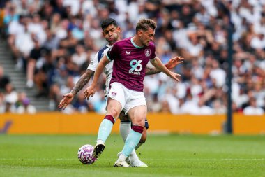 Tottenham Hotspur takımından Cristian Romero, Premier League 'de Tottenham Hotspur' a karşı Tottenham Hotspur Stadyumu 'nda oynanan maçta Burnley' li Jacob Bruun Larsen ile top için mücadele ediyor.